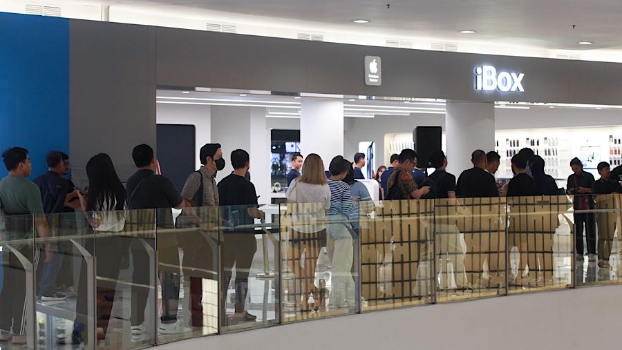 Sejumlah pembeli iPhone 17 Series mengantre di iBox Senayan City, Jakarta, Jumat (17/10/2025). (Bloomberg Technoz/Andrean Kristianto)