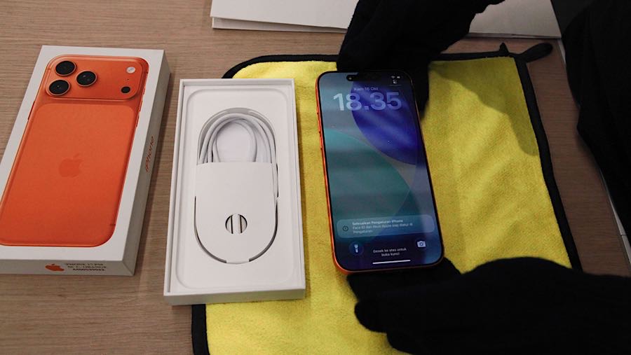 Karyawan membantu pembeli untuk memeiksa unit iPhone 17 Series di iBox Gandaria City, Jumat (17/10/2025). (Bloomberg Technoz/Andrean Kristianto)
