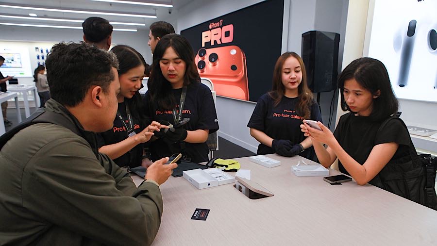 Beberapa masyarakat Indonesia antusias akan kehadiran gawai baru ini terlihat dari ramainya pembeli di Ibox Gandaria City yang telah pre-order.