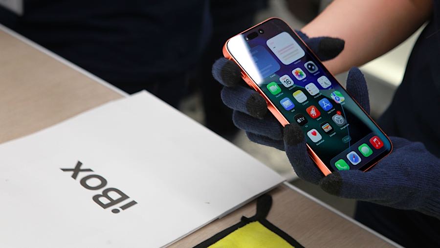 Karyawan membantu pembeli untuk memeiksa unit iPhone 17 Series di iBox Gandaria City, Jumat (17/10/2025). (Bloomberg Technoz/Andrean Kristianto)