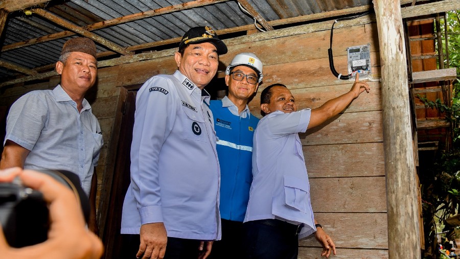 Menteri ESDM Bahlil Lahadalia dan Dirut PLN Darmawan Prasodjo dalam program BPBL  di Sumsel, Jumat (17/10/2025)./dok. ESDM