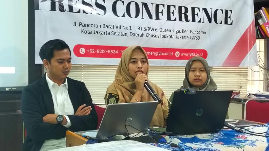 Ketua Yayasan Lembaga Konsumen Indonesia (YLKI), Niti Emiliana (Tengah) dalam Press Conference Jumat (17/10/2025) (Bloomberg Technoz/ Dinda Decembria)
