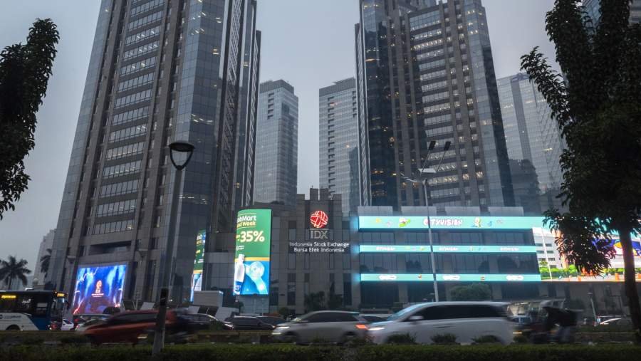 Susana gedung Bursa Efek Indonesia (BEI), penyelenggara pasar modal di Indonesia dari area outdoor. (Dok: Rosa Panggabean/Bloomberg)