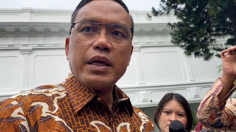 Direktur Utama PT Pertamina (Persero) Simon Aloysius Mantiri di kompleks istana kepresidenan, Jumat (17/10/2025)./Bloomberg Technoz-Dovana Hasiana