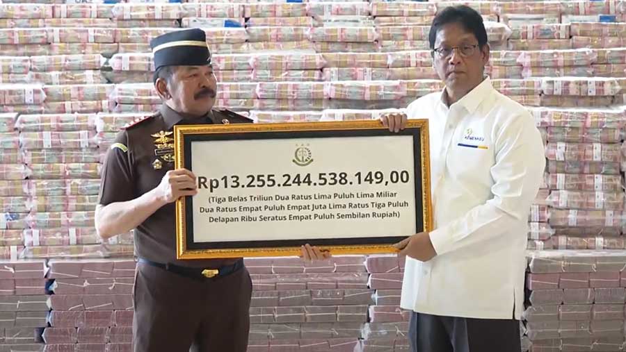 Menkeu Purbaya di Kejaksaan Agung memamerkan uang hasil penyitaan kasus korupsi ekspor CPO. (Tangkapan Layar YouTube Sekretariat Presiden)