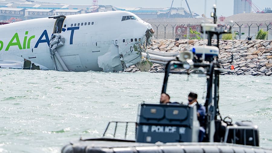 Pesawat kargo AirACT Emirates Airlines tergelincir di dekat landasan Bandara Internasional Hong Kong, Senin (20/10/2025). (Leung Man Hei/Bloomberg)