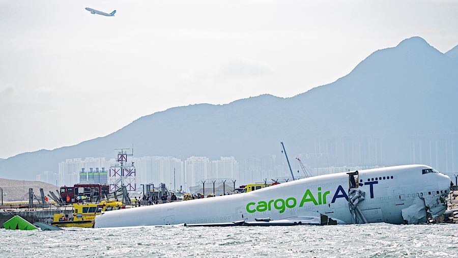 Pesawat tersebut terbang dari Bandara Internasional Dubai Al Maktoum, dengan kode penerbangan EK9788. (Leung Man Hei/Bloomberg)