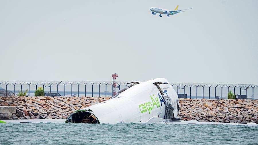 Pesawat berusia 32 tahun itu diterbangkan oleh maskapai kargo Turki, AirACT, atas nama Emirates. (Leung Man Hei/Bloomberg)