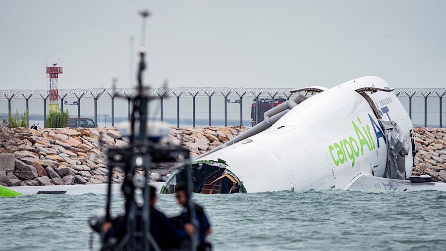Keempat awak pesawat, yang lepas landas di Dubai, diselamatkan dan dibawa ke rumah sakit. (Leung Man Hei/Bloomberg)
