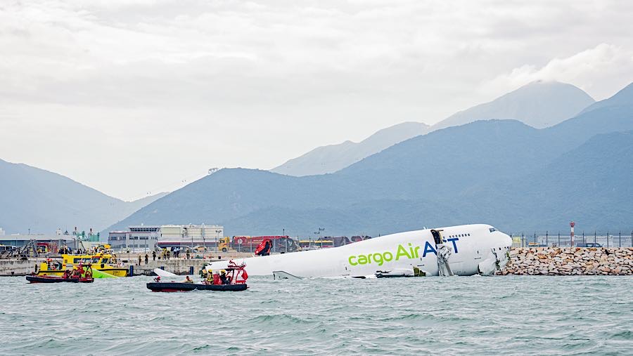 Kecelakaan itu terjadi sekitar pukul 03.50 waktu Hong Kong, Senin, saat cuaca buruk. (Leung Man Hei/Bloomberg)