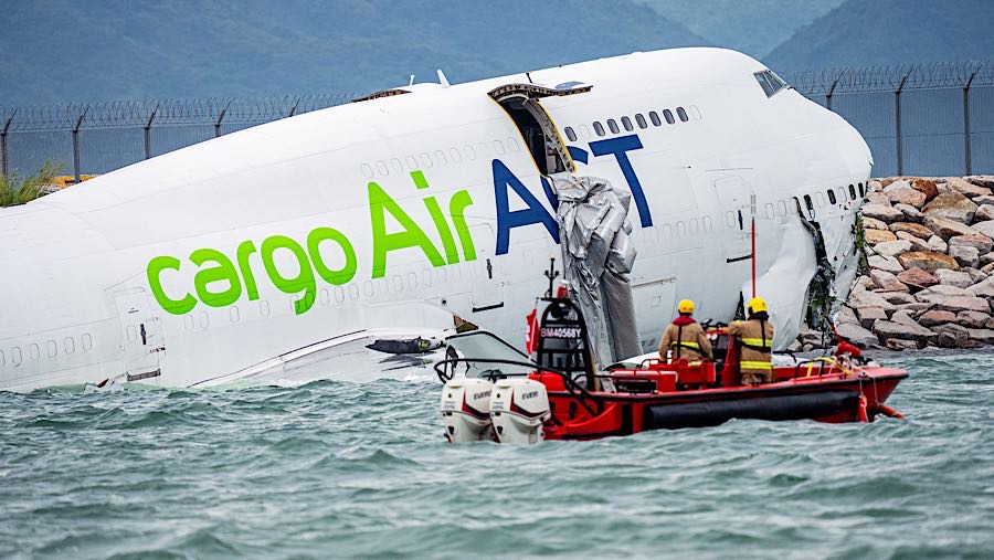 Pesawat kargo AirACT Emirates Airlines tergelincir di dekat landasan Bandara Internasional Hong Kong, Senin (20/10/2025). (Leung Man Hei/Bloomberg)
