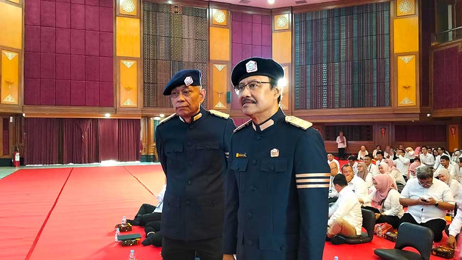 Menteri Saifullah Yusuf dan Wakil Menteri Sosial Agus Jabo Priyono, di Gedung Kemensos, Jakarta, Senin (20/10). (Bloomberg Technoz/Dinda Decembria)