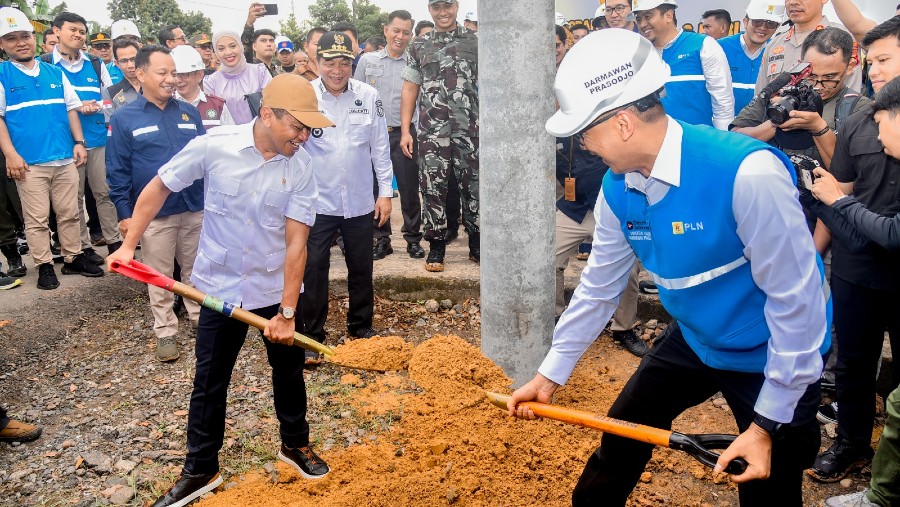 Menteri ESDM Bahlil Lahadalia dan Dirut PLN Darmawan Prasodjo dalam program BPBL di Sumsel, Jumat (17/10/2025)./dok. ESDM