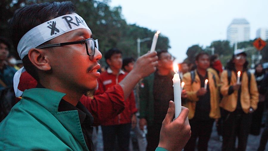 Mahasiswa melakukan demo peringatan satu tahun pemerintahan Prabowo-Gibran di Jakarta, Senin (20/10/2025). (Bloomberg Technoz/Andrean Kristianto)