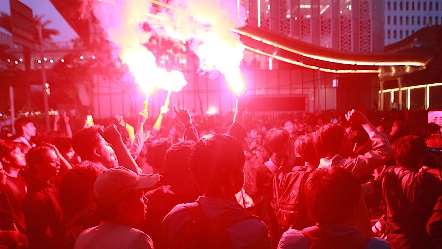 Mahasiswa melakukan demo peringatan satu tahun pemerintahan Prabowo-Gibran di Jakarta, Senin (20/10/2025). (Bloomberg Technoz/Andrean Kristianto)
