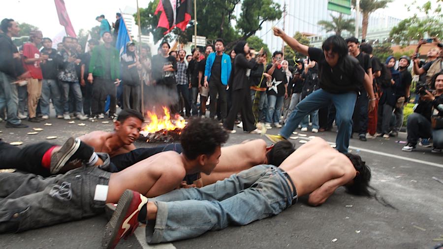Mahasiswa melakukan demo peringatan satu tahun pemerintahan Prabowo-Gibran di Jakarta, Senin (20/10/2025). (Bloomberg Technoz/Andrean Kristianto)