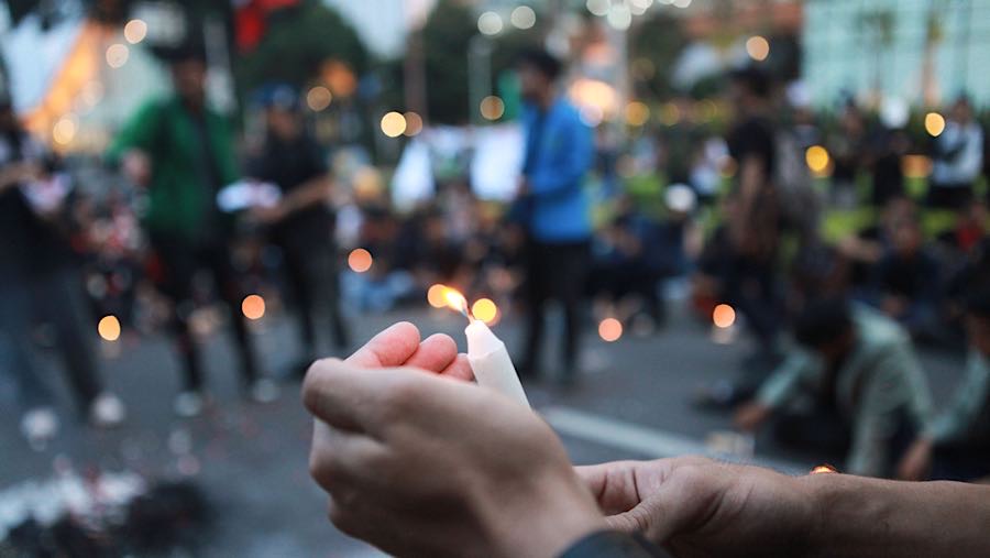 Mahasiswa melakukan demo peringatan satu tahun pemerintahan Prabowo-Gibran di Jakarta, Senin (20/10/2025). (Bloomberg Technoz/Andrean Kristianto)