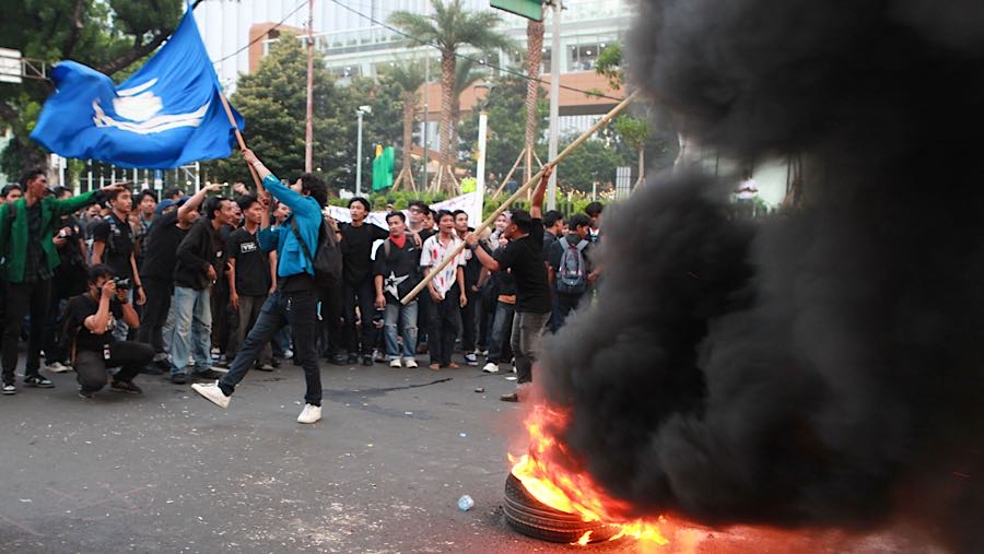 Mahasiswa melakukan demo peringatan satu tahun pemerintahan Prabowo-Gibran di Jakarta, Senin (20/10/2025). (Bloomberg Technoz/Andrean Kristianto)
