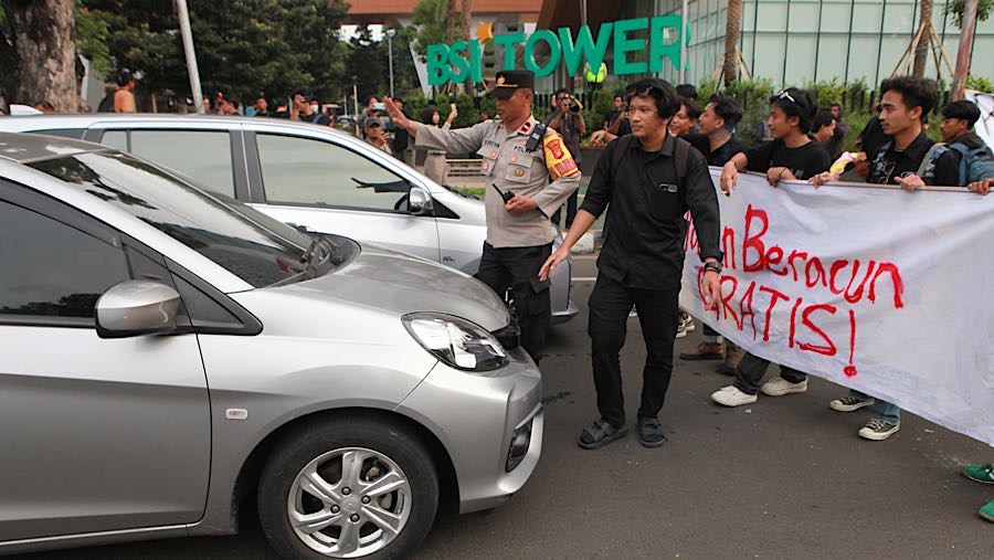Mahasiswa melakukan demo peringatan satu tahun pemerintahan Prabowo-Gibran di Jakarta, Senin (20/10/2025). (Bloomberg Technoz/Andrean Kristianto)