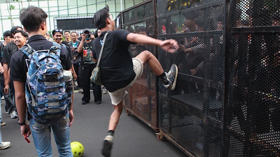 Mahasiswa melakukan demo peringatan satu tahun pemerintahan Prabowo-Gibran di Jakarta, Senin (20/10/2025). (Bloomberg Technoz/Andrean Kristianto)