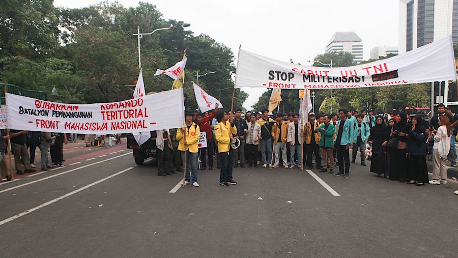 Mahasiswa melakukan demo peringatan satu tahun pemerintahan Prabowo-Gibran di Jakarta, Senin (20/10/2025). (Bloomberg Technoz/Andrean Kristianto)