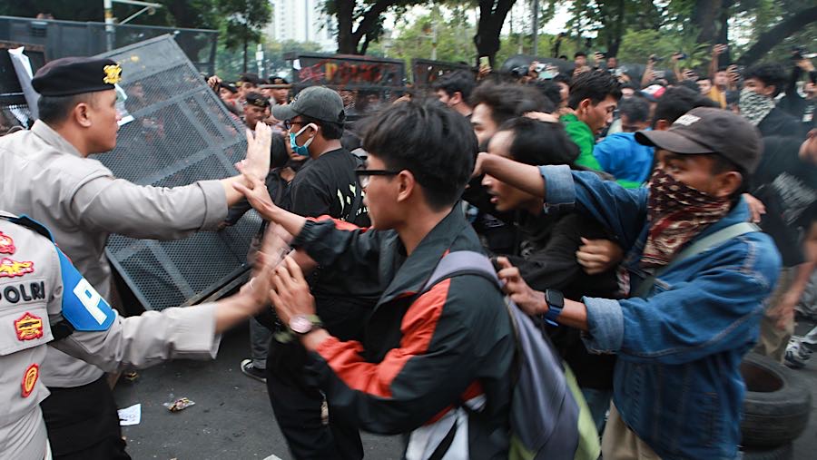 Mahasiswa melakukan demo peringatan satu tahun pemerintahan Prabowo-Gibran di Jakarta, Senin (20/10/2025). (Bloomberg Technoz/Andrean Kristianto)