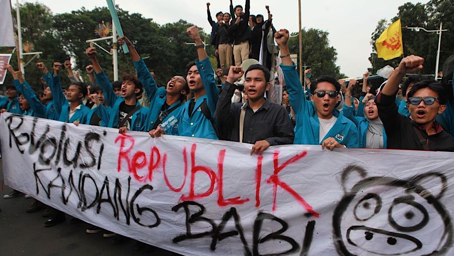 Mahasiswa melakukan demo peringatan satu tahun pemerintahan Prabowo-Gibran di Jakarta, Senin (20/10/2025). (Bloomberg Technoz/Andrean Kristianto)