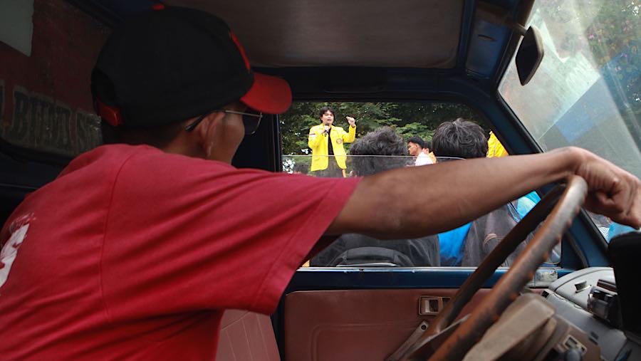 Mahasiswa melakukan demo peringatan satu tahun pemerintahan Prabowo-Gibran di Jakarta, Senin (20/10/2025). (Bloomberg Technoz/Andrean Kristianto)
