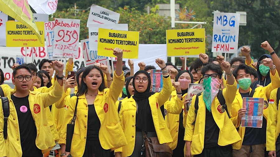 Mahasiswa melakukan demo peringatan satu tahun pemerintahan Prabowo-Gibran di Jakarta, Senin (20/10/2025). (Bloomberg Technoz/Andrean Kristianto)