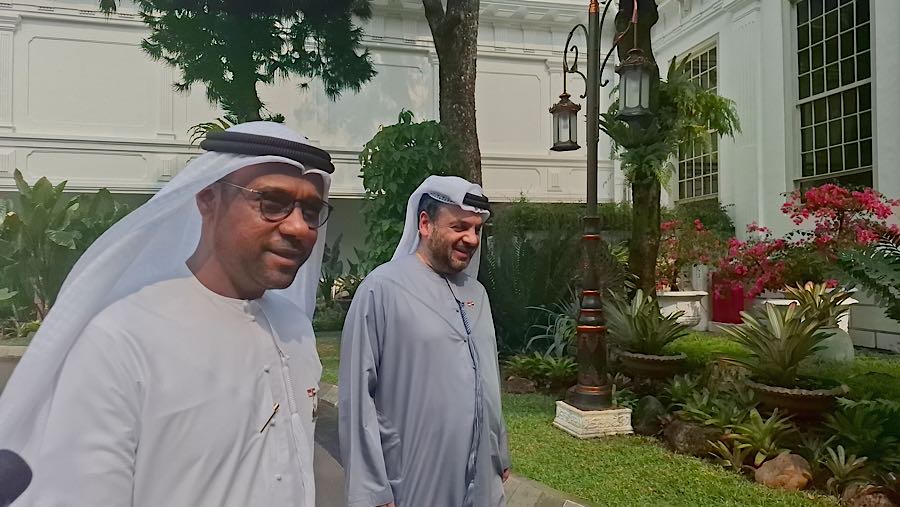 Dubes UEA untuk Indonesia Abdulla Salem Al Dhaheri dan Ketua Dewan Direksi EDGE Group Faisal Al Bannai. (Bloomberg Technoz/Dovana Hasiana)