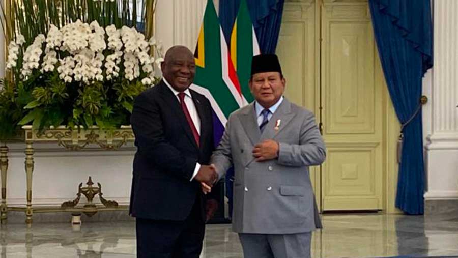 Presiden Prabowo Subianto sambut Presiden Afrika Selatan Matamela Cyril Ramaphosa di Istana Merdeka, (22/10/2025) (Bloomberg Technoz/Dovana Hasiana)