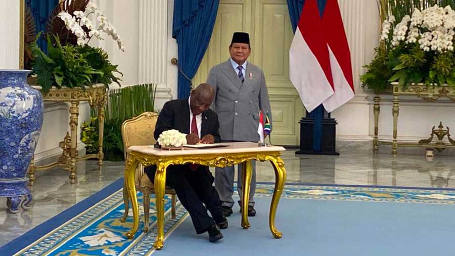 Presiden Prabowo Subianto sambut Presiden Afrika Selatan Matamela Cyril Ramaphosa di Istana Merdeka, (22/10/2025) (Bloomberg Technoz/Dovana Hasiana)