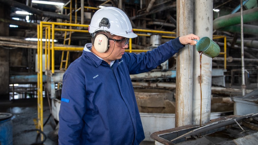 Seorang pekerja memeriksa jus yang telah dijernihkan, bahan baku etanol./Bloomberg-Jair F. Coll