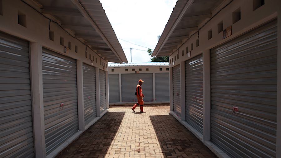 Petugas PPSU melintas diantara kios sentra fauna di Lenteng Agung, Jakarta, Rabu (22/10/2025). (Bloomberg Technoz/Andrean Kristianto)