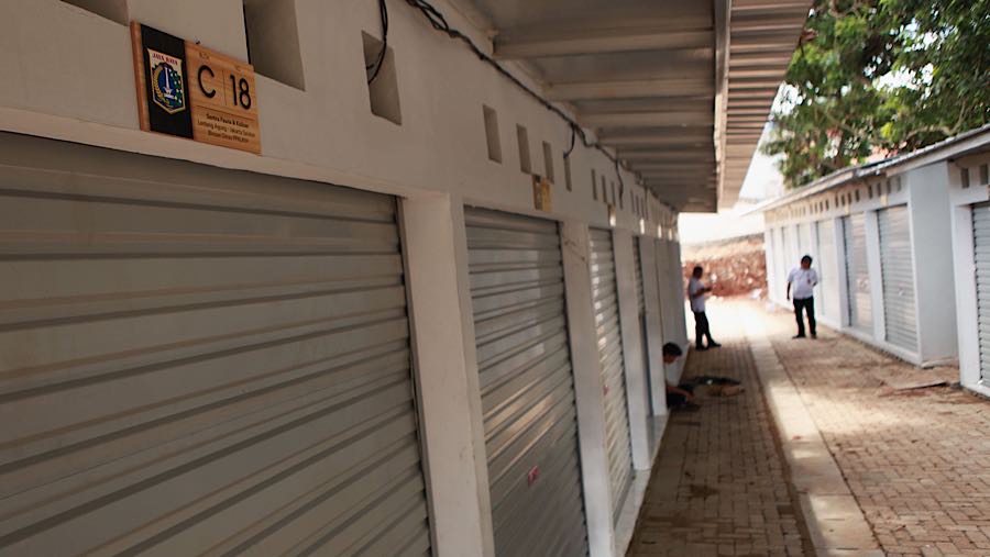 Seseorang melihat kios sentra fauna di Lenteng Agung, Jakarta, Rabu (22/10/2025). (Bloomberg Technoz/Andrean Kristianto)