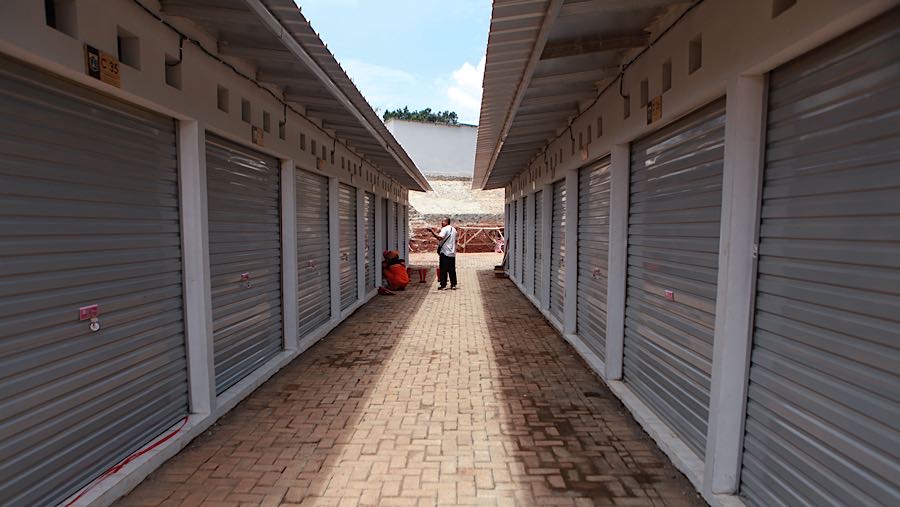 Seseorang melihat kios sentra fauna di Lenteng Agung, Jakarta, Rabu (22/10/2025). (Bloomberg Technoz/Andrean Kristianto)