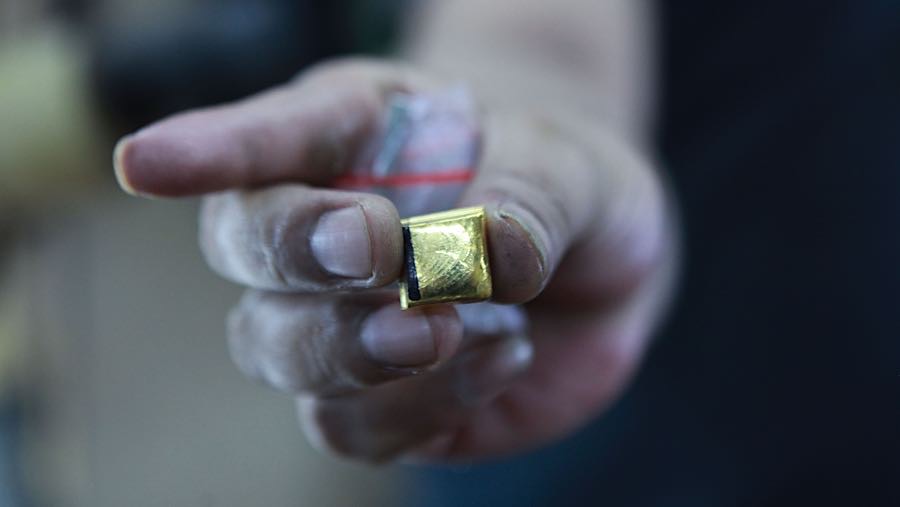 Pekerja memperlihatkan emas batangan yang akan dibuat perhiasan di Cikini, Jakarta, Rabu (22/10/2025). (Bloomberg Technoz/Andrean Kristianto)