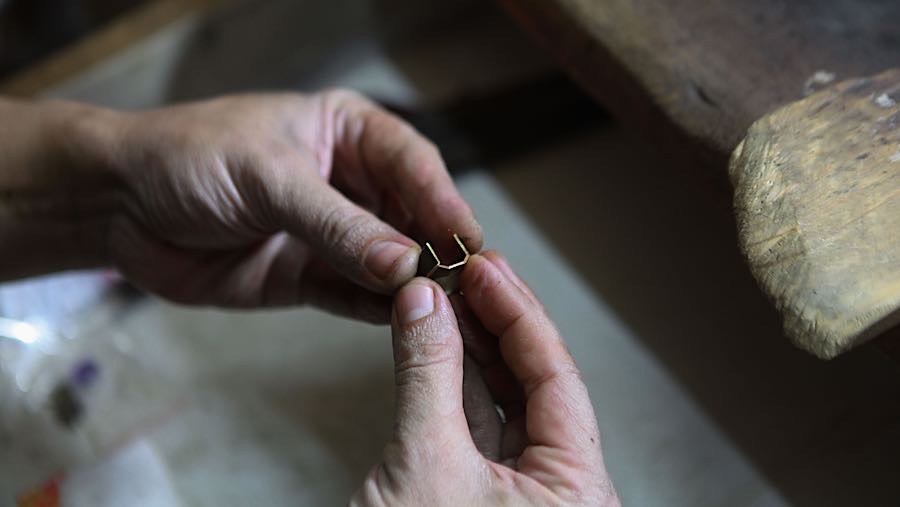 Pekerja menyelesaikan pembuatan perhiasan dari emas di Cikini, Jakarta, Rabu (22/10/2025). (Bloomberg Technoz/Andrean Kristianto)