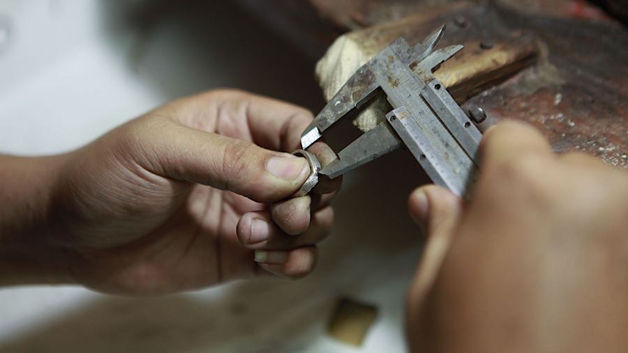 ANZ Holdings Ltd memperkirakan harga emas bisa menyentuh US$ 4.400/troy ons pada akhir 2025. (Bloomberg Technoz/Andrean Kristianto)