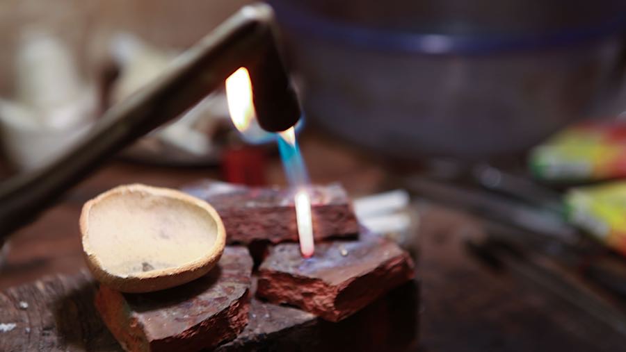 Hal ini menjadikan emas bagian penting dalam strategi keuangan yang aman. (Bloomberg Technoz/Andrean Kristianto)