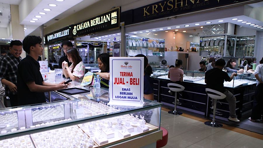 Harga emas yang kian naik dimanfaatkan warga untuk membeli dan ada juga yang menjual emas perhiasan mereka. (Bloomberg Technoz/Andrean Kristianto)