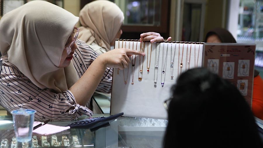 Pekerja memperlihatkan kalung perhiasan di Cikini, Jakarta, Rabu (22/10/2025). (Bloomberg Technoz/Andrean Kristianto)