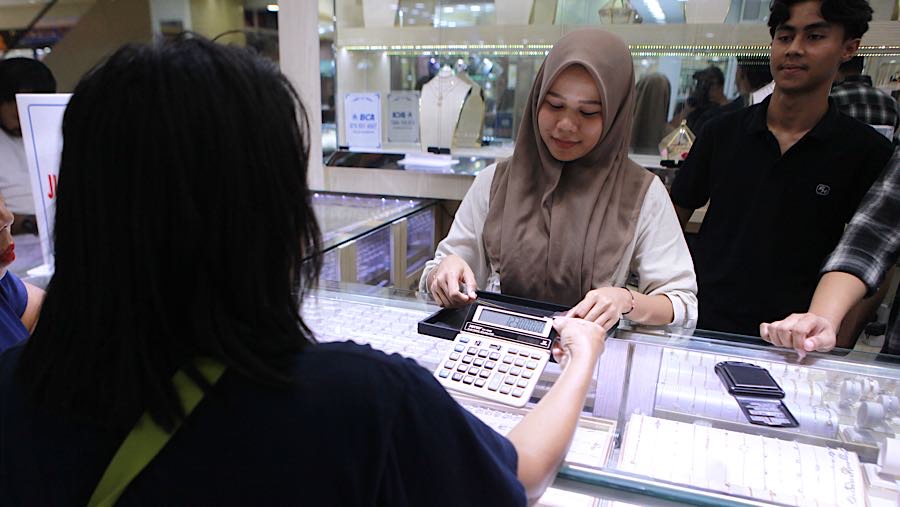 Dalam beberapa bulan harga emas terus mengalami kenaikan, namun untuk hari ini harga emas mengalami penurunan. (Bloomberg Technoz/Andrean Kristianto)
