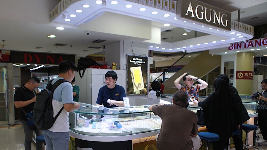 Beberapa warga yang menjual perhiasan mengaku mendapatkan keuntungan dari harga beli tahun lalu. (Bloomberg Technoz/Andrean Kristianto)