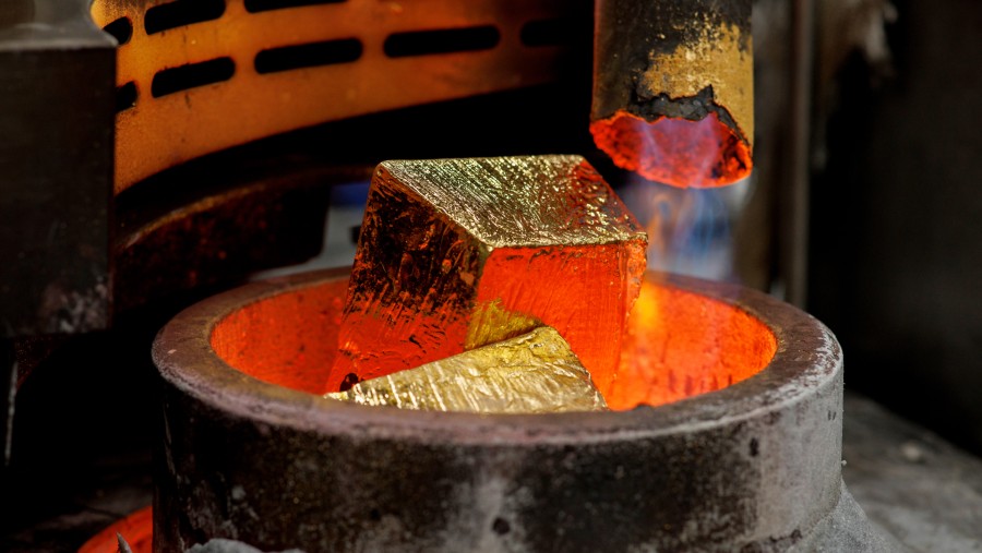 Peleburan emas. (Bloomberg)