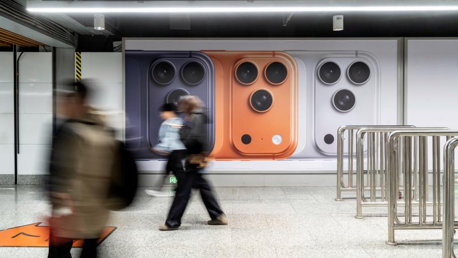 Papan iklan iPhone 17 Pro di Shanghai, China, pada Rabu, 22 Oktober 2025. (Qilai Shen/Bloomberg)	
