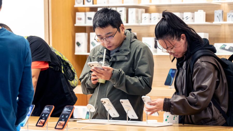 iPhone Air hanya dapat sambutan baik di pasar China tapi di dunia tidak. Konsumen di Shanghai tengah melihat iPhone Air cs. (Qilai Shen/Bloomberg)