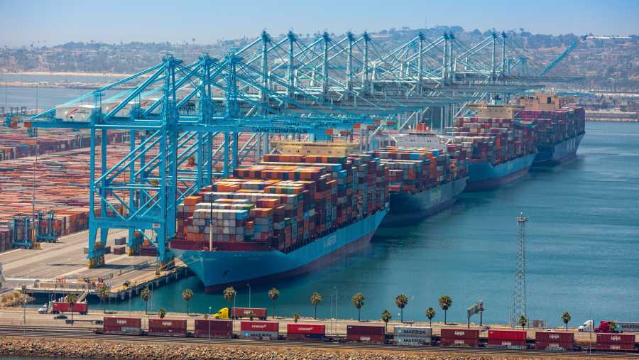 Kapal kontainer di Pelabuhan Los Angeles, AS. (Tim Rue/Bloomberg)