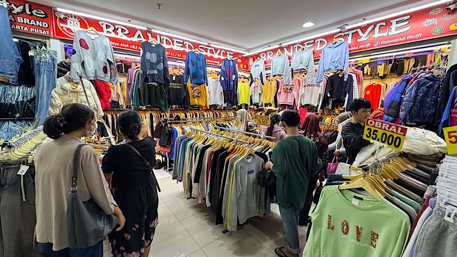 Namun pakian bekas impor atau thrift yang dijual dinilai menatikan industri tekstil lokal. (Bloomberg Technoz/Andrean Kristianto)