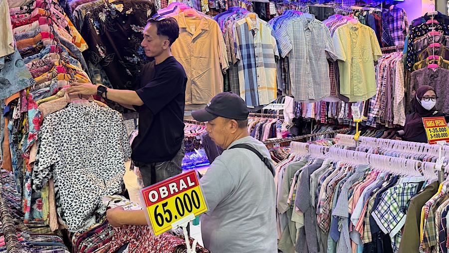 Purbaya menegaskan akan mengenakan denda serta memasukkan importir ilegal ke dalam daftar hitam guna melindungi pelaku UMKM.